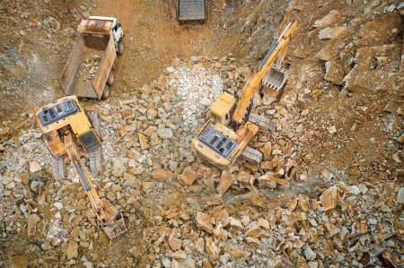 Téléchargez les photos : La construction en cours avec des machines dans une zone rocheuse - en image libre de droit