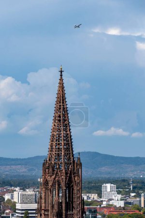 Foto de Un plano vertical de la catedral Freiburger Munster contra un cielo azul. - Imagen libre de derechos