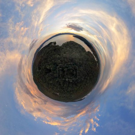 Foto de Una toma de 360 grados del lago Jocassee rodeado de colinas y bosques en Carolina del Sur, EE.UU. - Imagen libre de derechos