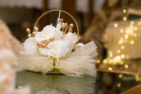 Téléchargez les photos : Un arrangement avec des fleurs décoratives pour un mariage sur une table. - en image libre de droit
