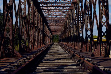 Foto de Un viejo puente de ferrocarril oxidado - Imagen libre de derechos