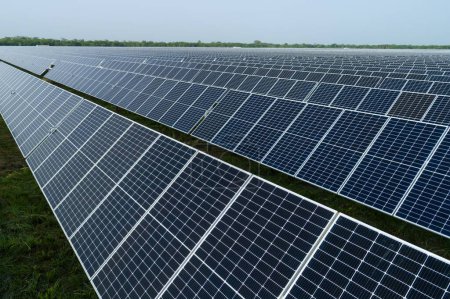 Foto de Una gran granja de energía solar con muchos paneles solares para la producción de energía limpia y renovable - Imagen libre de derechos