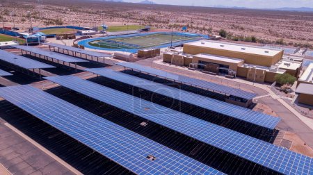 Foto de Vista de pájaro de paneles solares y Centro Comunitario en Goodyear, Arizona - Imagen libre de derechos