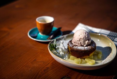 Téléchargez les photos : Une vue rapprochée d'un gâteau au chocolat fondu avec une glace et un café - en image libre de droit