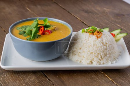 Téléchargez les photos : Un gros plan de la délicieuse soupe d'orange servie avec du riz - en image libre de droit