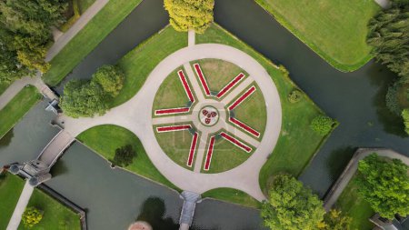 Foto de Una vista superior de un jardín delantero bellamente decorado en el castillo de De Haar - Imagen libre de derechos