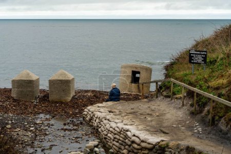 Foto de Defensas de la Segunda Guerra Mundial - Un pillbox en Kimmeridge Bay, Dorset, Reino Unido. - Imagen libre de derechos
