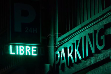 Téléchargez les photos : Un néon turquoise montrant la place de parking gratuite à Madrid Espagne - en image libre de droit