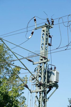Téléchargez les photos : Un plan vertical de pylônes et câbles ferroviaires contre un ciel bleu en Allemagne, en Europe - en image libre de droit