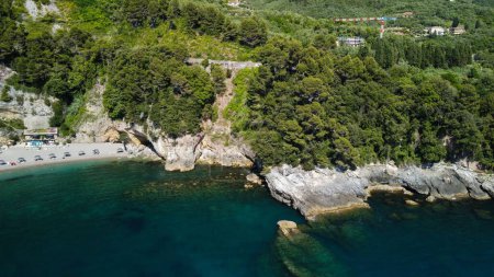 Foto de Un disparo aéreo de un dron de un mar azul en la ciudad de Monterosso al Mare, La Spezia, Italia - Imagen libre de derechos