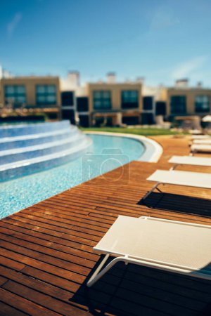 Foto de La toma vertical de una piscina al aire libre vacía en una zona turística en un día soleado - Imagen libre de derechos