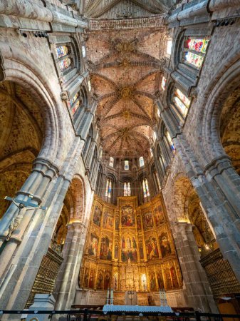 Téléchargez les photos : Un plan vertical de l'intérieur de la cathédrale d'Avila en Espagne - en image libre de droit