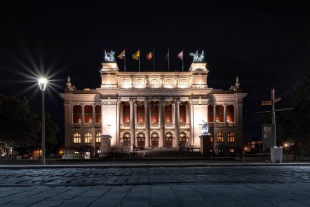 Foto de El iluminado Museo Real de Bellas Artes de Amberes con banderas de campo por la noche - Imagen libre de derechos