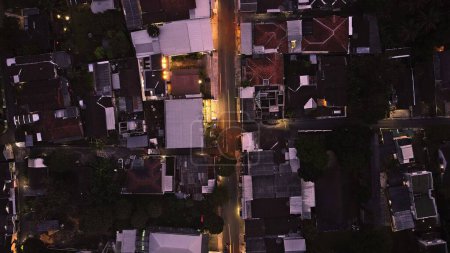 Téléchargez les photos : Vue aérienne des maisons de campagne le soir, Salatiga, Indonésie - en image libre de droit