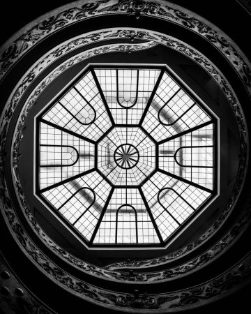 Foto de Una imagen en escala de grises del techo de la Escalera de Bramante (Scala Elicoidale Momo) en la Ciudad del Vaticano - Imagen libre de derechos