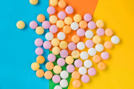 Foto de Un hermoso fondo colorido de caramelos círculo en la superficie colorida - Imagen libre de derechos