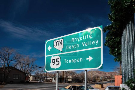 Foto de Una gran señalización azul que muestra direcciones En Nevada, Estados Unidos - Imagen libre de derechos