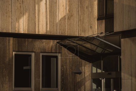Foto de Un moderno edificio de madera bajo la luz del sol - Imagen libre de derechos