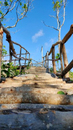 Téléchargez les photos : Les escaliers en bois avec balustrades en bois et ciel bleu sur le fond - en image libre de droit