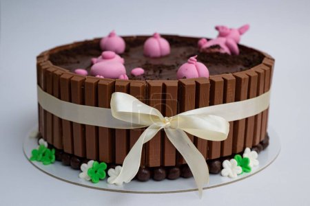 Téléchargez les photos : Un beau gros plan d'un gâteau au chocolat avec un design de porcherie avec des porcs - en image libre de droit