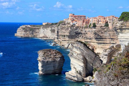 Téléchargez les photos : Un beau cliché de la citadelle de Bonifacio au-dessus d'une falaise calcaire surplombant la mer sur un ciel bleu clair - en image libre de droit
