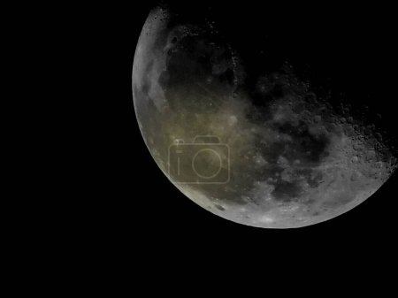 Téléchargez les photos : Une belle vue sur la lune gibbeuse croissante sur un fond sombre - en image libre de droit