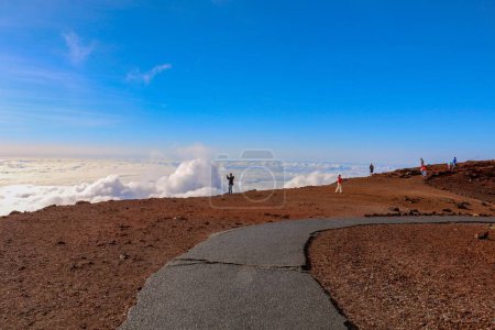 Téléchargez les photos : Un groupe de randonneurs près d'un sentier sinueux dans le parc national Haleakala - en image libre de droit