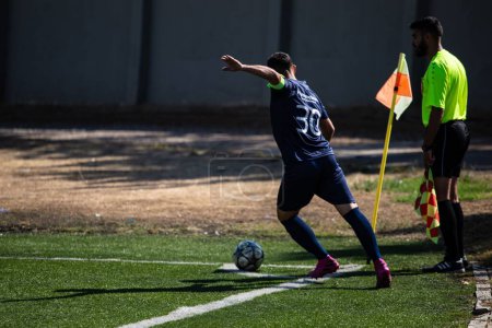 Téléchargez les photos : La célèbre équipe de football Bourj Hammoud Homenetmen joue au football par une journée ensoleillée - en image libre de droit