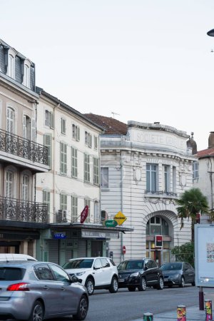 Téléchargez les photos : Un plan vertical des bâtiments et de la circulation achalandée dans les rues de Dax, France - en image libre de droit
