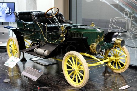 Téléchargez les photos : Les voitures anciennes classiques du monde sont collectées au Toyota Motor Museum Nagakute au Japon - en image libre de droit