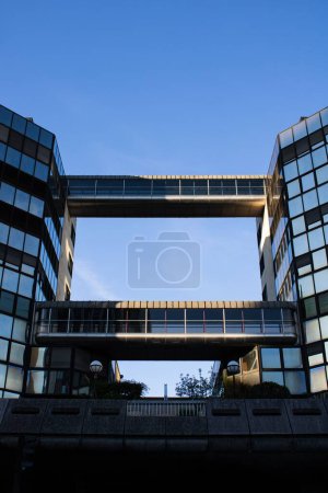Foto de Un plano vertical de un edificio cerca de la estación de tren de Lyon con un puente de skyway que conecta las dos partes - Imagen libre de derechos