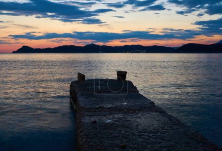 Téléchargez les photos : Une vue rapprochée d'une jetée lors d'un beau coucher de soleil - en image libre de droit