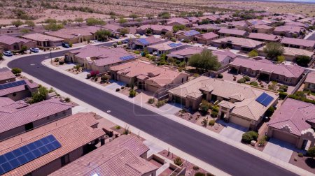 Téléchargez les photos : Une vue aérienne de Goodyear, Arizona avec des routes asphaltées propres, des bâtiments bas et des arbres verts - en image libre de droit