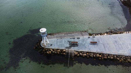 Téléchargez les photos : La tour de sauveteur de Bellevue Beach sur la côte danoise - en image libre de droit
