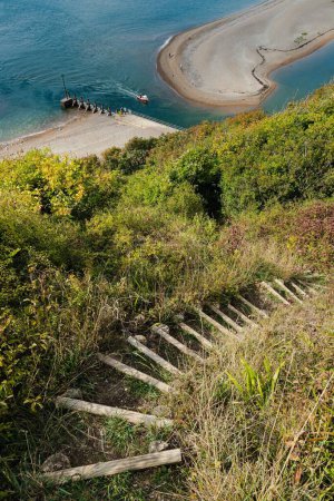 Téléchargez les photos : Plan vertical d'un sentier sur une colline herbeuse près de l'estuaire de la rivière Axe près de Seaton, East Devon, Royaume-Uni - en image libre de droit
