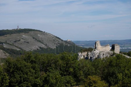 Téléchargez les photos : Deux ruines du château médiéval à Palava en Moravie du Sud en République tchèque - en image libre de droit