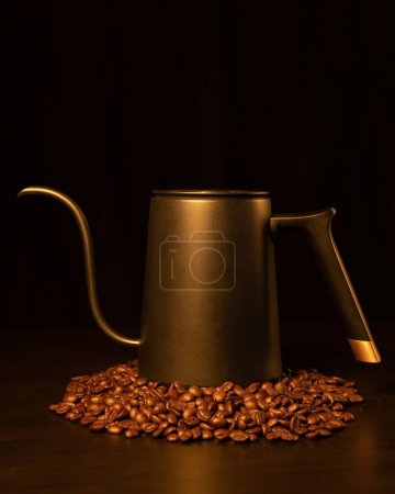 Téléchargez les photos : Un plan vertical d'une bouilloire à col de cygne sur les grains de café - en image libre de droit