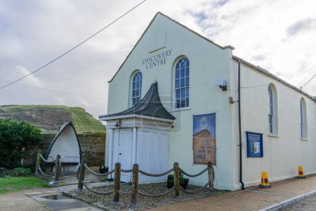 Foto de El museo Discovery Centre y la atracción turística, en una capilla metodista convertida, en el asentamiento costero en West Bay, Dorset, Reino Unido - Imagen libre de derechos