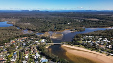 Foto de Una vista aérea del paisaje urbano de Nueva Gales del Sur rodeado de edificios y agua - Imagen libre de derechos