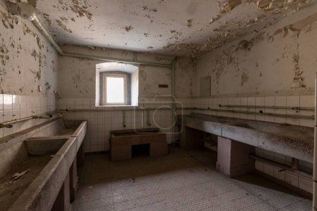 Téléchargez les photos : Une vieille salle de bain délabrée avec évier en pierre - en image libre de droit