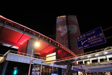 Foto de Una fascinante vista nocturna de un edificio iluminado y un puente en las calles de Zhongguancun en Beijing China - Imagen libre de derechos