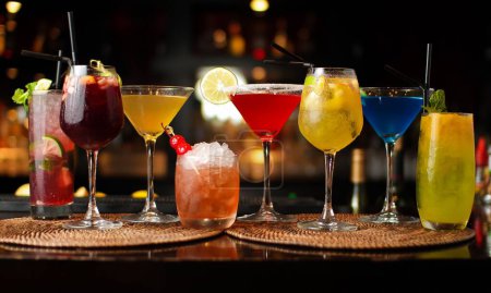 Téléchargez les photos : Un gros plan de cocktails rafraîchissants colorés sur un comptoir de bar - en image libre de droit
