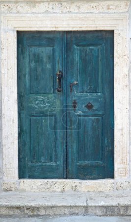 Téléchargez les photos : Un beau gros plan d'une vieille porte bleue sur un bâtiment blanc - en image libre de droit