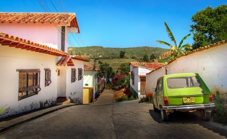 Téléchargez les photos : Vue panoramique d'une rue dans le village de Bucaramanga à Santander, en Colombie - en image libre de droit