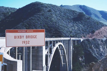 Téléchargez les photos : Panneau du pont Bixby à Big Sur, Californie, USA - en image libre de droit