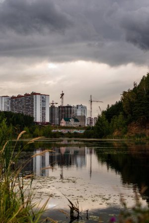 Foto de Un plano vertical de la construcción del edificio con grúas. Moscú, Rusia - Imagen libre de derechos