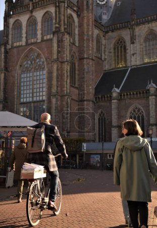 Foto de Algunas personas entretenidas en la calle a la luz del día, Países Bajos - Imagen libre de derechos
