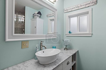 Téléchargez les photos : Le robinet avec un miroir dans la salle de bain - en image libre de droit