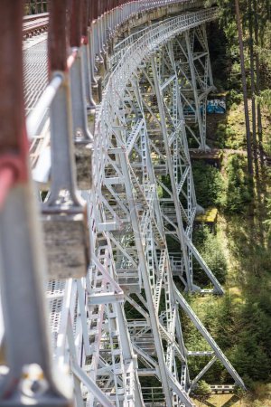 Foto de Un primer plano de una parte del puente metálico de Ziemestal construido sobre un bosque en Alemania - Imagen libre de derechos