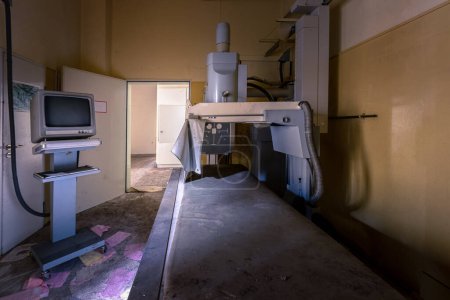 Téléchargez les photos : Un vieil appareil à rayons X avec moniteur dans un vieil hôpital abandonné - en image libre de droit